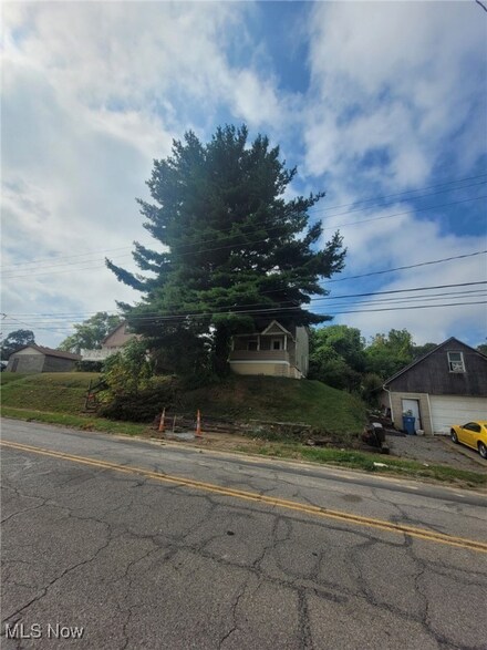252 State St, Struthers, OH 44471