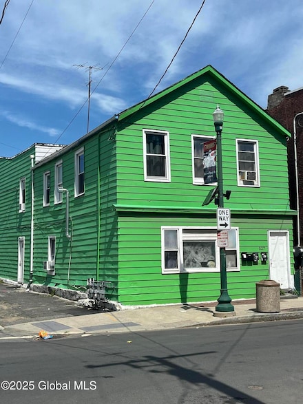 527 2nd St, Troy, NY 12180