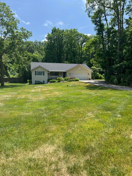 5437 Grand River Dr NE, Grand Rapids, MI 49525