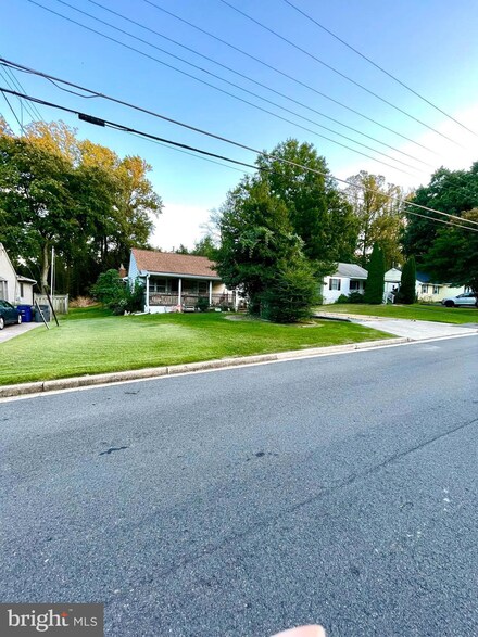 7601 Fisher Dr, Falls Church, VA 22043