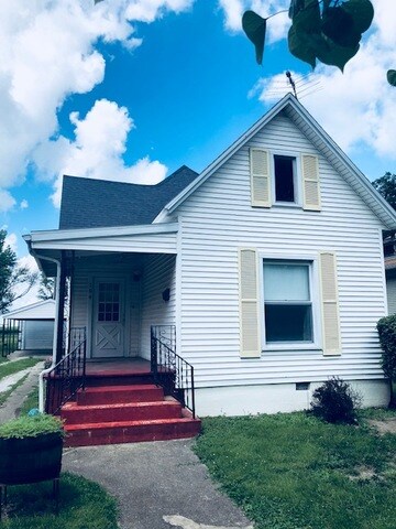 104 S Richman St, Villa Grove, IL 61956