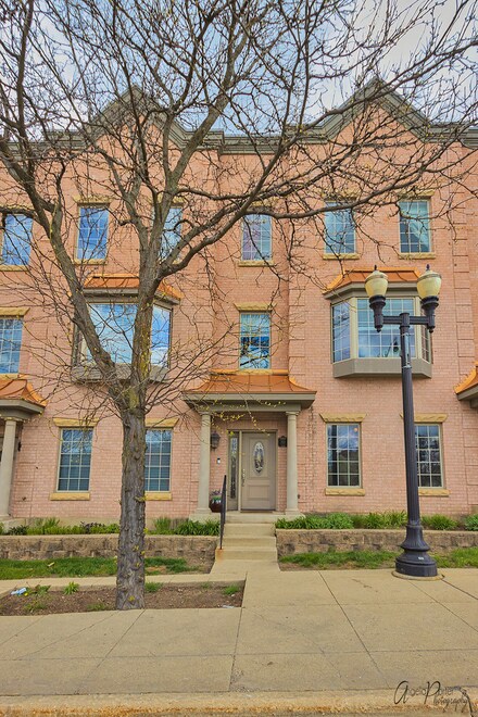 144 Kimball St, Elgin, IL 60120