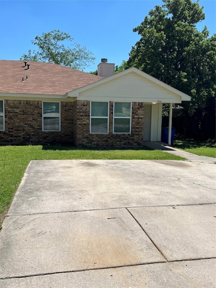 800 Woodland Ct, Kennedale, TX 76060