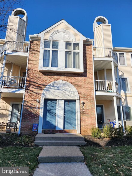 33 Natalie Ct Unit 218, Levittown, PA 19057