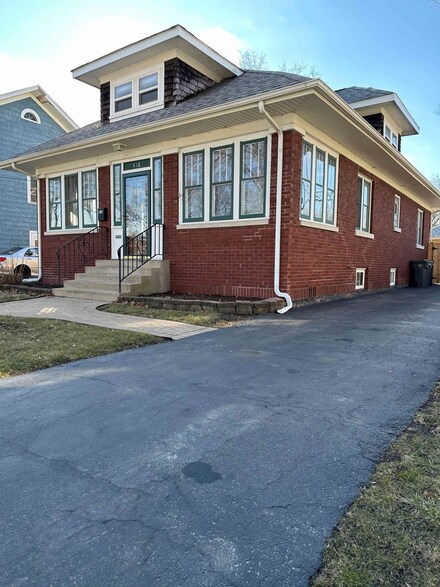 418 Elm St, Elgin, IL 60123