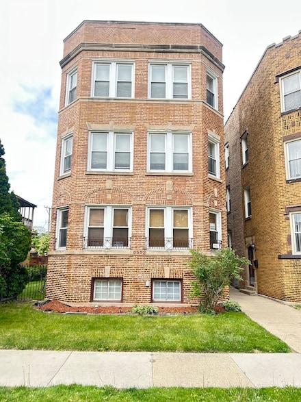 8552 S Bennett Ave, Chicago, IL 60617