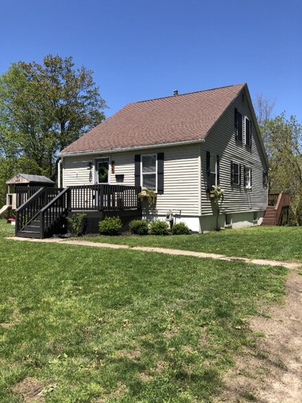 409 W Maple St, Fremont, MI 49412