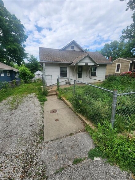 11428 E 17th St S, Independence, MO 64052