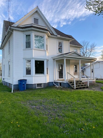 327 E Main St, Bradford, IL 61421