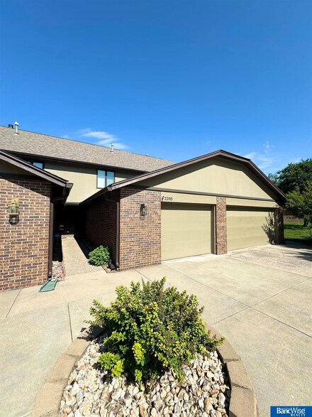 2205 Winding Way, Lincoln, NE 68506