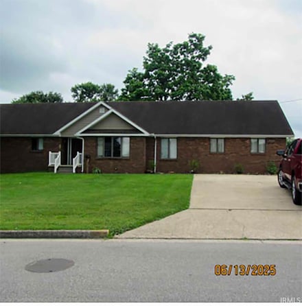 407 E 12th St, Huntingburg, IN 47542