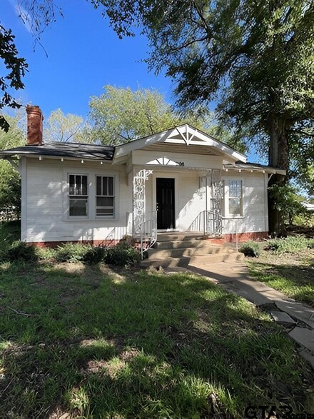 208 N Georgia St, Troup, TX 75789