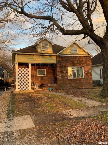 1916 Illinois Ave, Eldorado, IL 62930