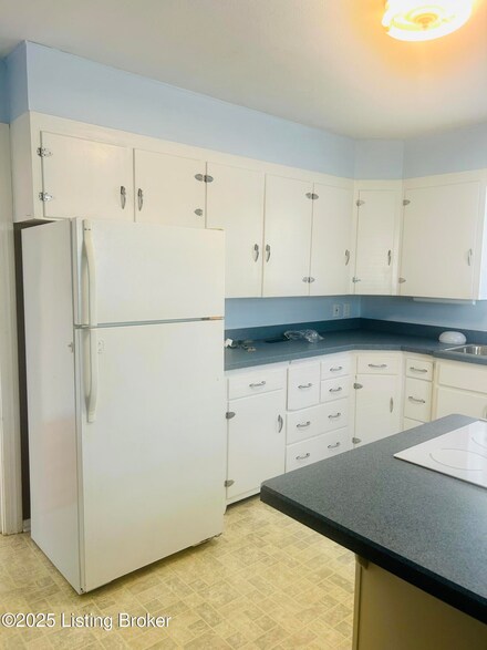 208 Village Dr, Elizabethtown, KY 42701