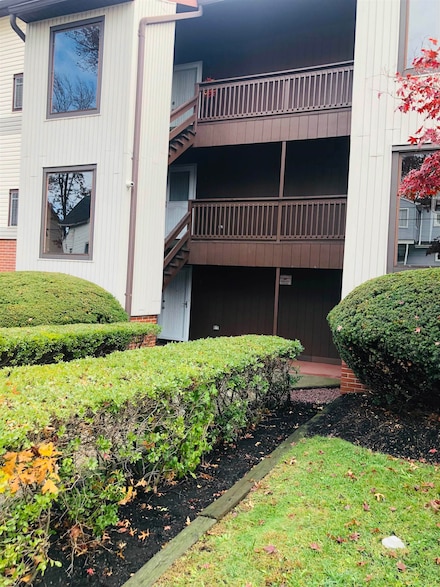 4 Green Valley Ct, Secaucus, NJ 07094