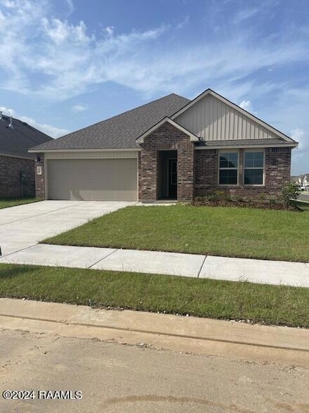 100 Harvest Hill Dr, Broussard, LA 70518