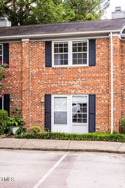 124 Chaucer Ct, Carrboro, NC 27510