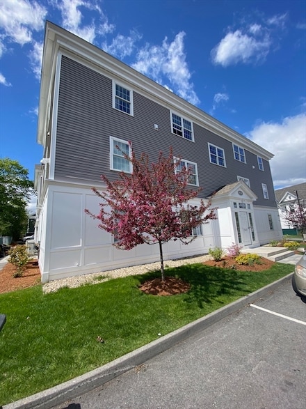 47 Saunders St, North Andover, MA 01845