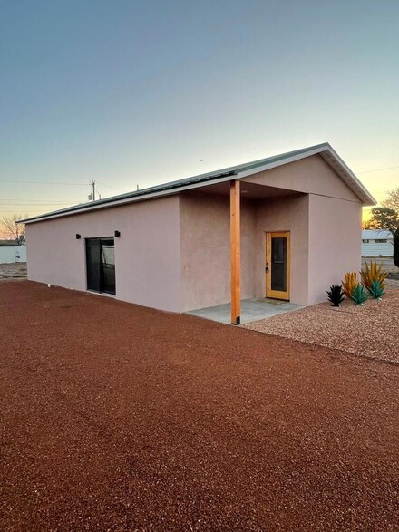 1402 Philadelphia St, Marfa, TX 79843