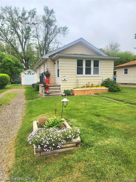 1094 Lakeview St, Waterford, MI 48328