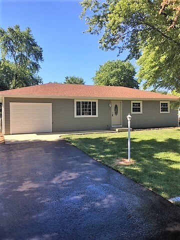 5 Dolphin Ct, Oswego, IL 60543
