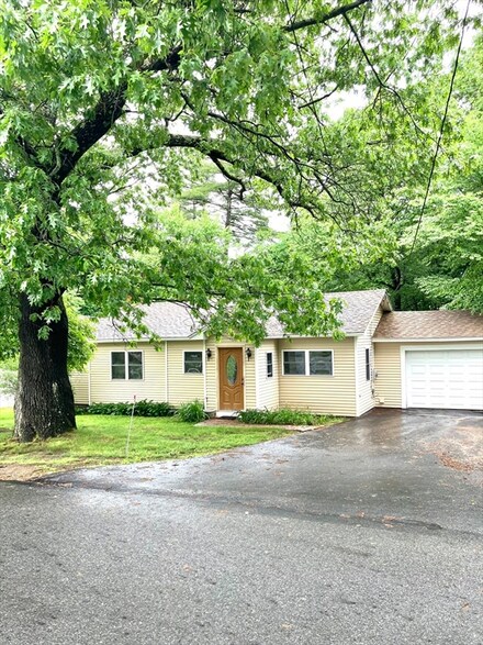 11 1st St, Amesbury, MA 01913