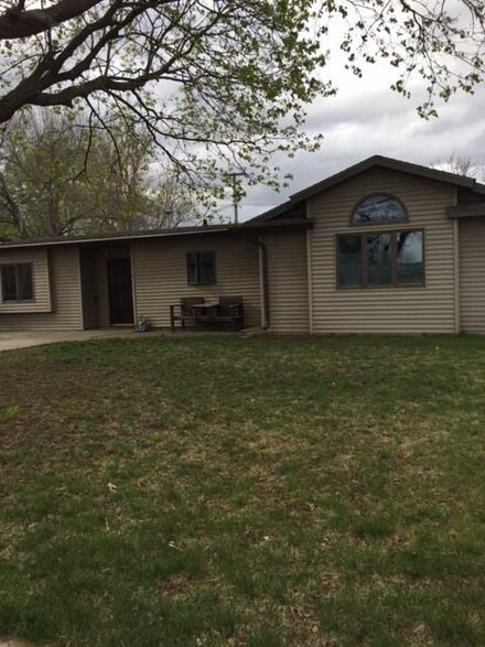 107 W Zickel St, Monroe, IA 50170