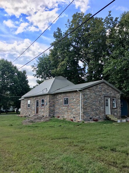 590 F St NE, Linton, IN 47441