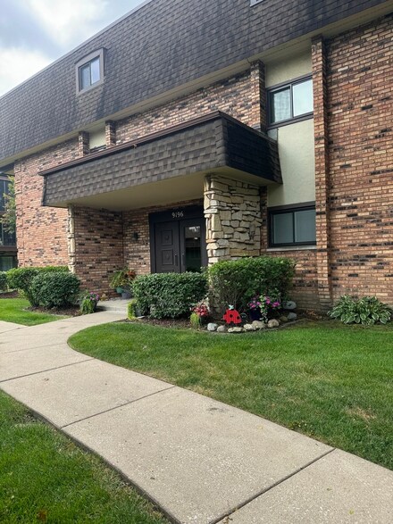 9196 South Rd Unit E, Palos Hills, IL 60465