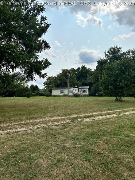 52/54 Hummingbird Ln, Fraziers Bottom, WV 25082