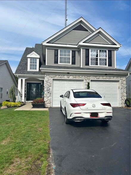 29 Perri Cir, Middle Island, NY 11953