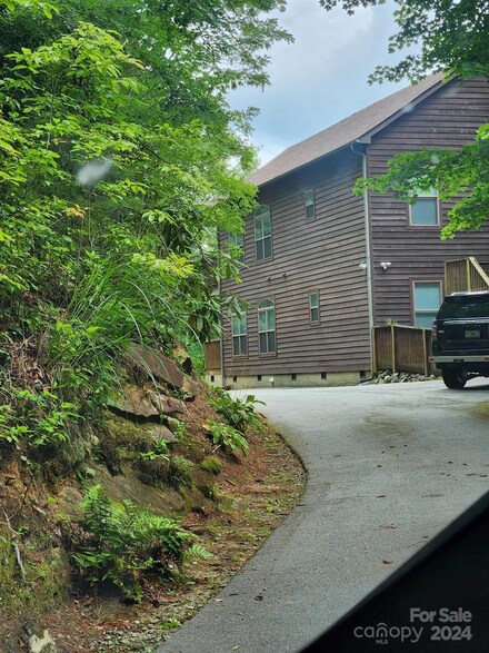 33 Lower Tanglewood Rd E, Lake Toxaway, NC 28747