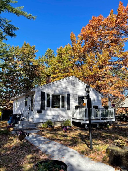 31 Perry Ave, Nashua, NH 03060