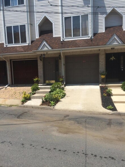 18 Tone Ln, Staten Island, NY 10305