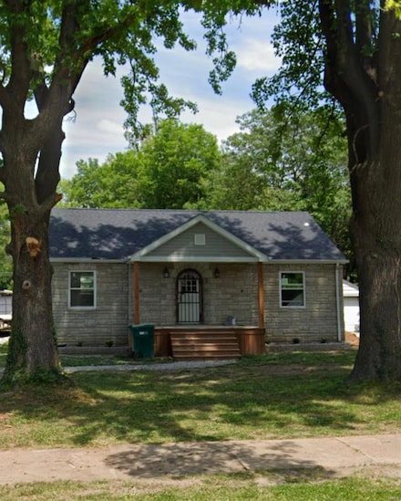 6909 Lake Dr, East Saint Louis, IL 62203