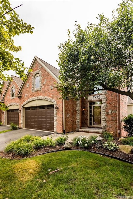 9050 Lake Dominion Dr, Brighton, MI 48114
