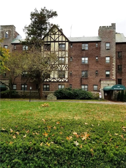 110 Stonelea Place Unit 2F, New Rochelle, NY 10801