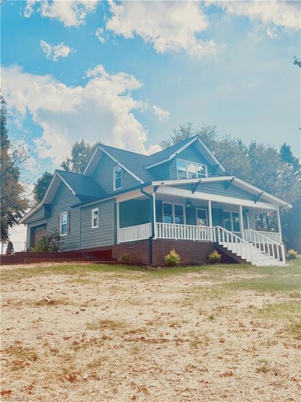 2068 Sulphur Springs Rd, Hiddenite, NC 28636