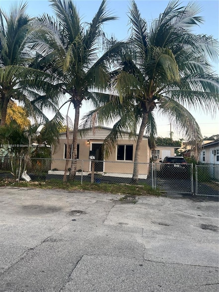 717 NW 1st St, Hallandale Beach, FL 33009