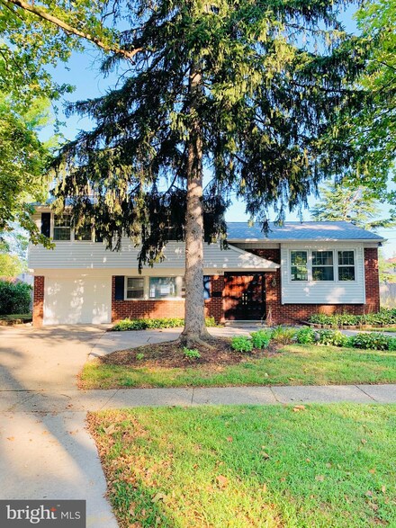 514 W Laurel Rd, Stratford, NJ 08084