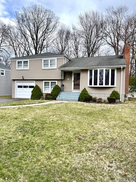 22 Nursery Dr, West Hartford, CT 06117