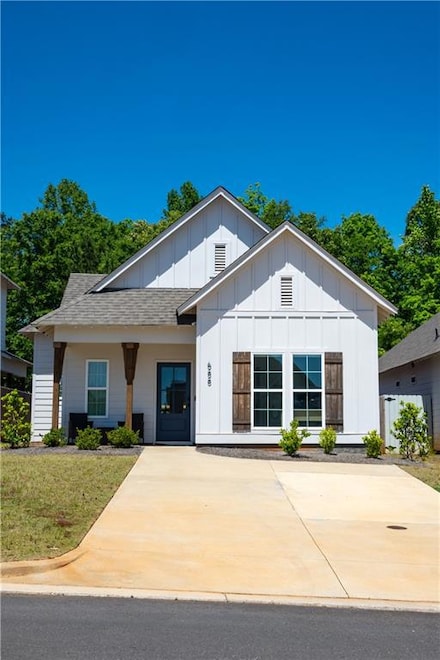 688 Village Dr, Opelika, AL 36801