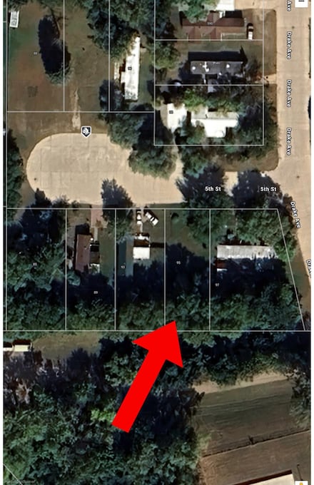 95 5th St, Windom, MN 56101