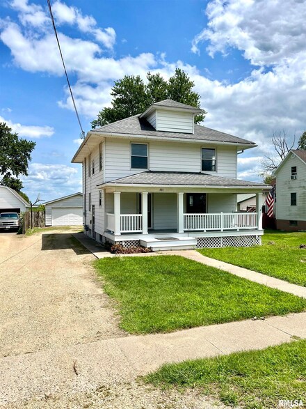 401 3rd St, Low Moor, IA 52757