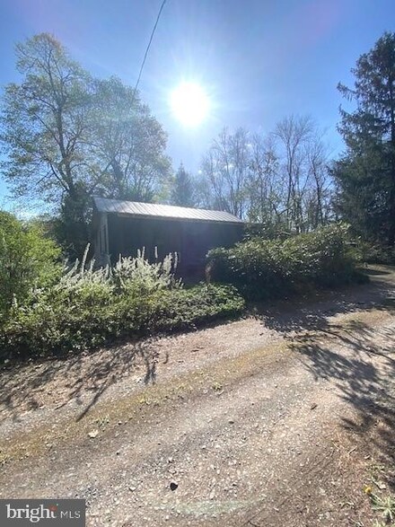 7 Bass Ln, Pine Grove, PA 17963