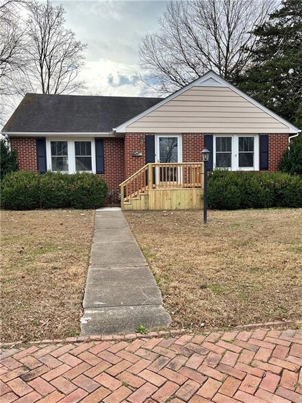 821 W 1st St, Pittsburg, KS 66762