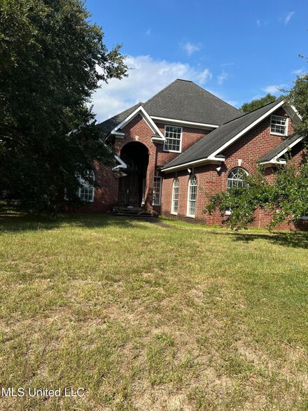 2513 Duck Lake Dr, Moss Point, MS 39563