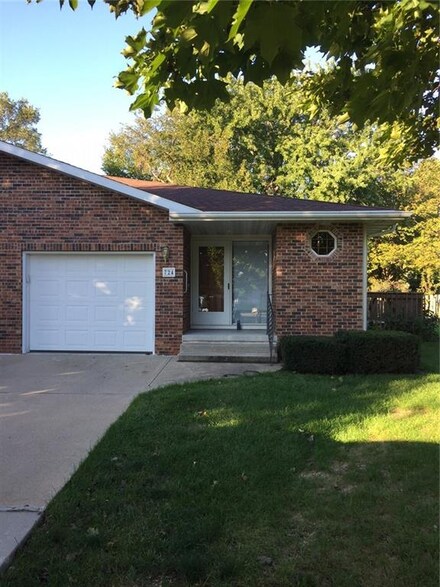 724 N 6th Avenue Cir, Winterset, IA 50273