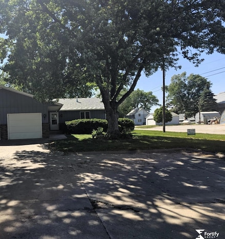 401 S Apple St, Shickley, NE 68436