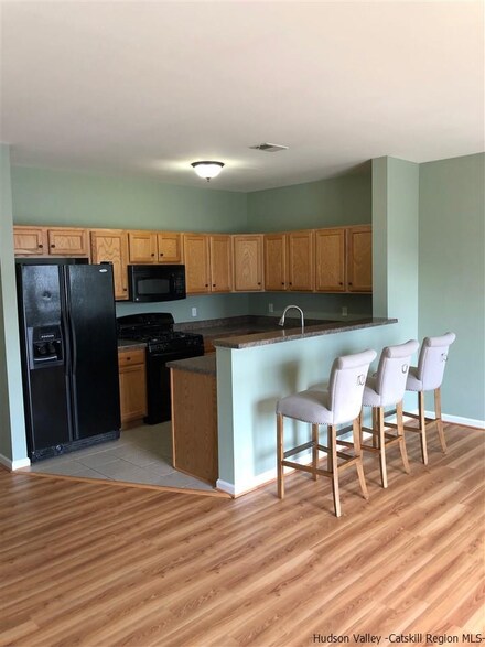 208 Commons Ln, Saugerties, NY 12477